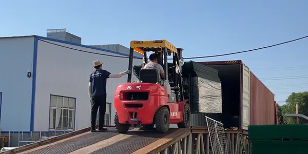 Sistemas de vedação 3D são transportados para contêineres por empilhadeiras.