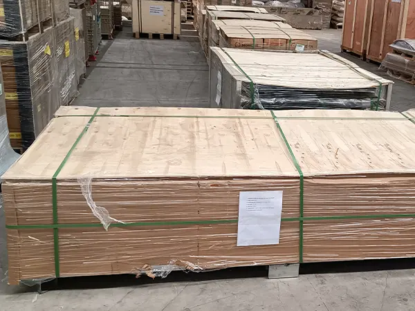 Green 3D fences are packed with metal pallet and plastic film.