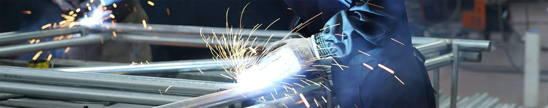 Ein Arbeiter schweißt den amerikanischen temporären Zaun rahmen.