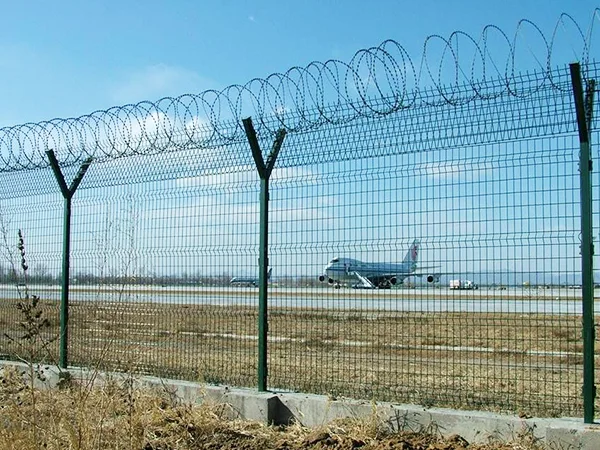 The 3D fence type airport fences are installed in the domestic airport.