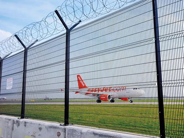 The 3D fence type airport fences are installed in the domestic airport.