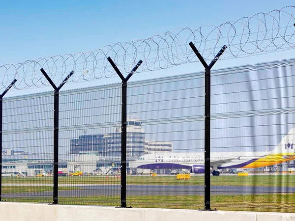 The 3D fence type airport fences are installed in the international airport.
