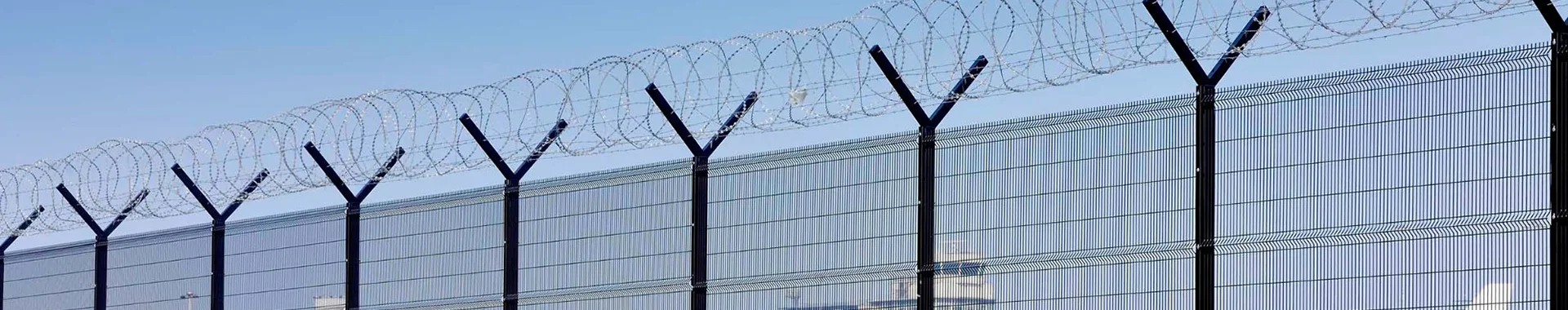 Заборы аэропорта типа 3D панели с колючей проволокой защищают периметр аэропорта.