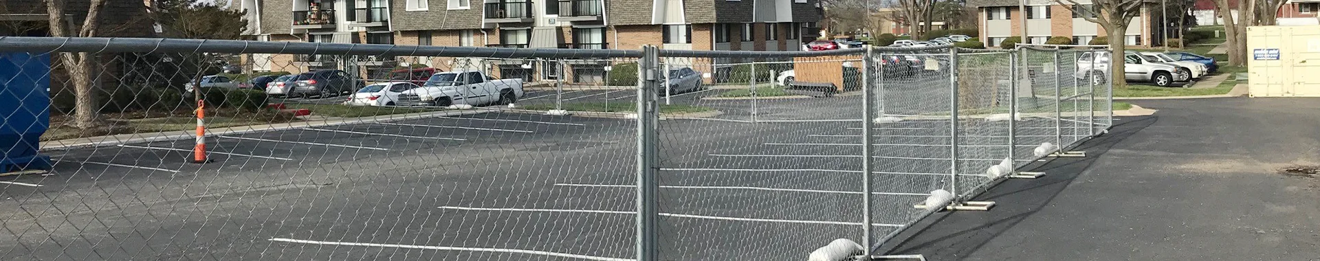 Cercas temporárias da América são instaladas nos estacionamentos.