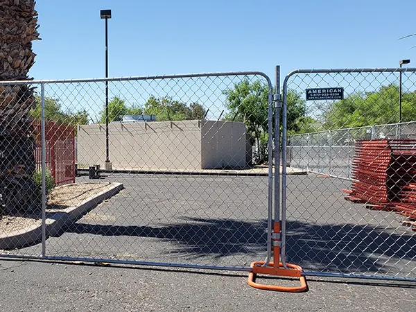 The American temporary fencing panels are installed at the factory.