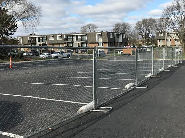 The American temporary fencing panels are installed at the parking lot.