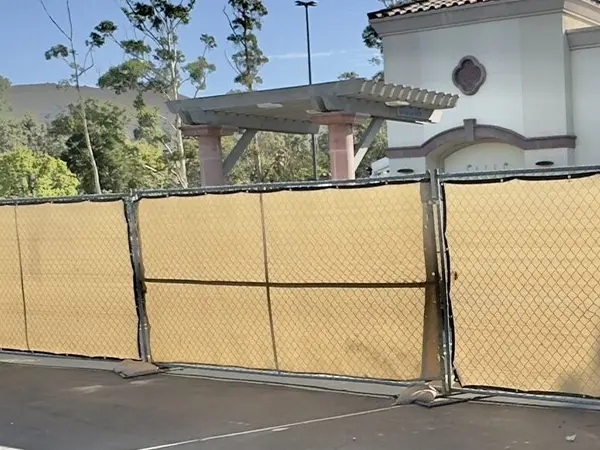 The American temporary fencing panels with shade cloth are installed at the front of the residence.