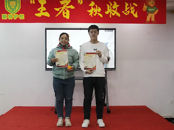 The excellent representatives are awarded certificate.