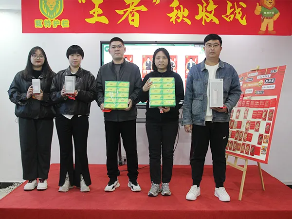 The excellent representatives are awarded certificate.