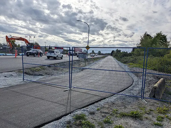 The Canada temporary fence gates are installed at the center of the road.