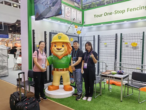 Group photo at the Canton Fair booth