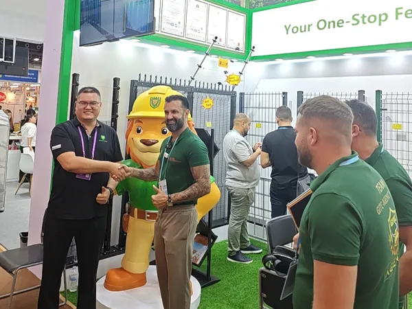 Memorable photo with overseas clients at the Canton Fair