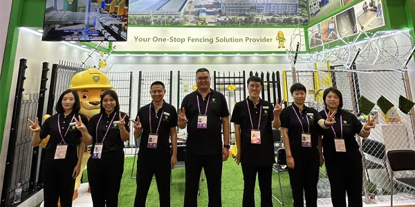 Photo de groupe avec des clients étrangers à la Foire de Canton