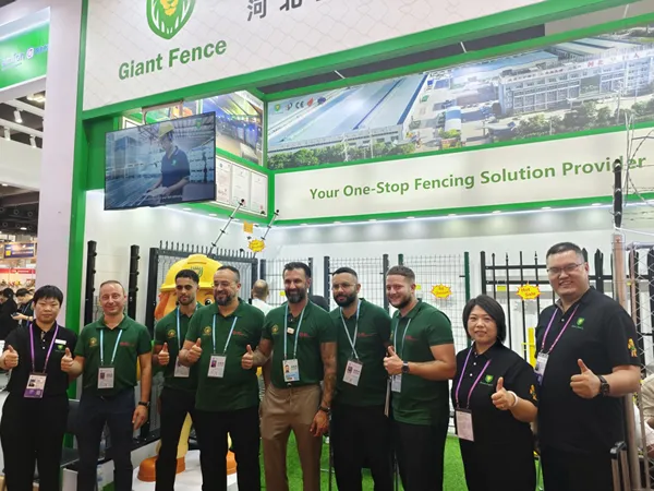Group photo with foreign clients at the Canton Fair