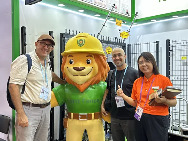 Group photo with international clients at Canton Fair