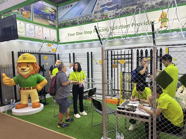 Communication and exchange with international clients at Canton Fair