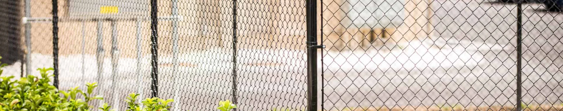 Заборы из звеньев цепи устанавливаются на улице.