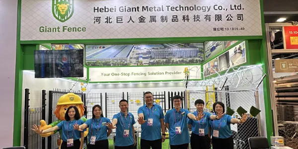 Prendre une photo de groupe devant l'espace d'exposition de la Foire de Canton