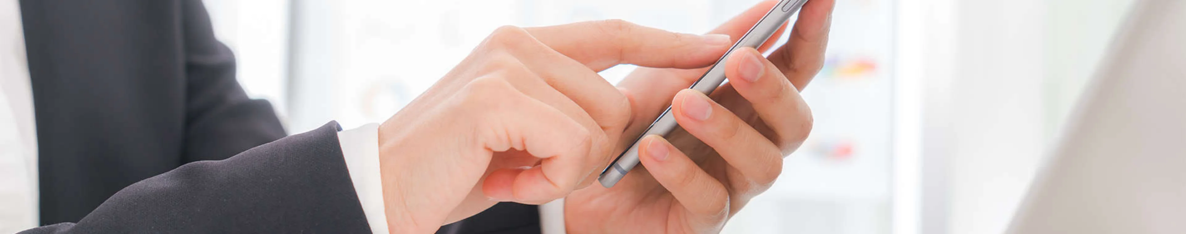 Um homem está discando um número telefônico.