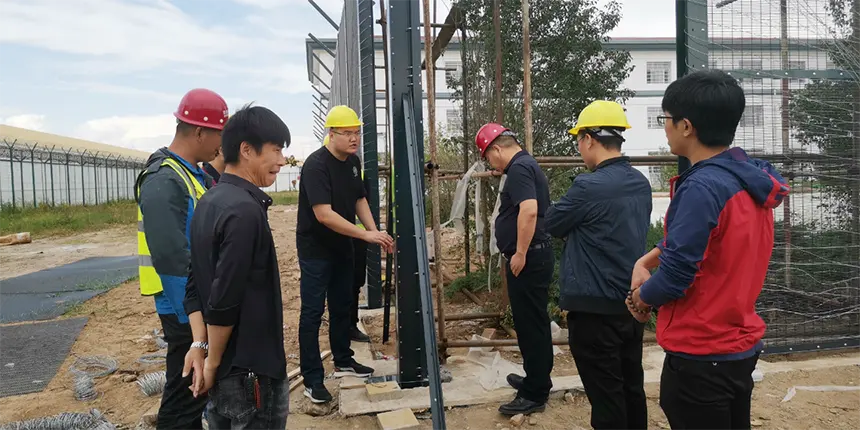 The CEO and engineers are direct installation at the construction site.