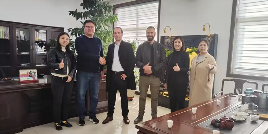 The CEO and representatives are take photos with our customers.