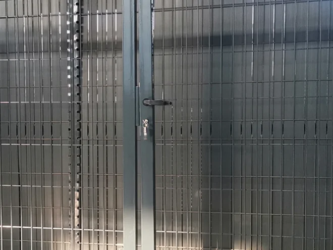 The detail of latch of double fence gate.