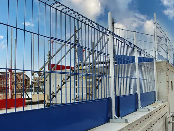 The blue edge protection fences are installed at the rooftop.