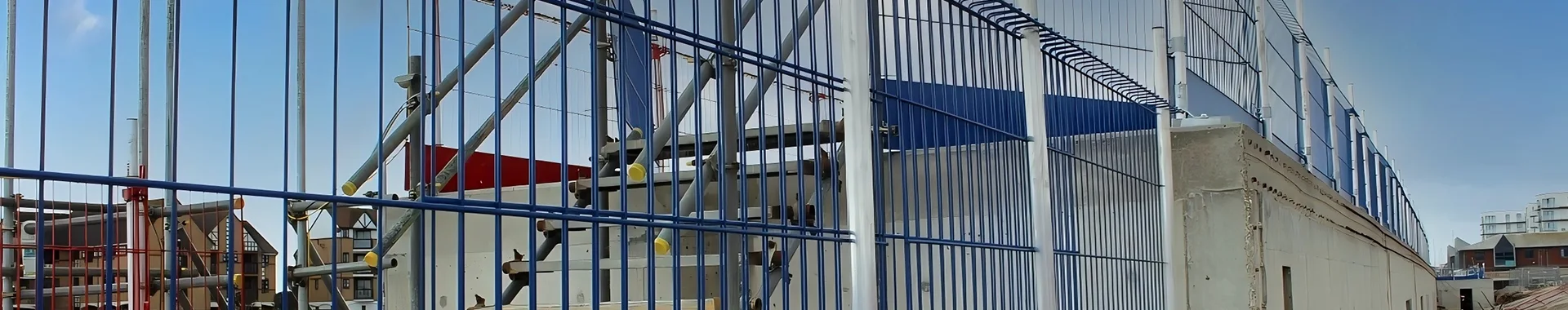 Защитные ограждения устанавливаются на верхней части стены.