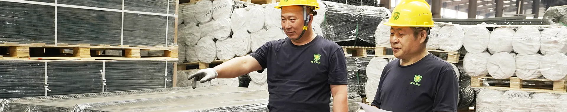 Dos trabajadores están inspeccionando el almacén.