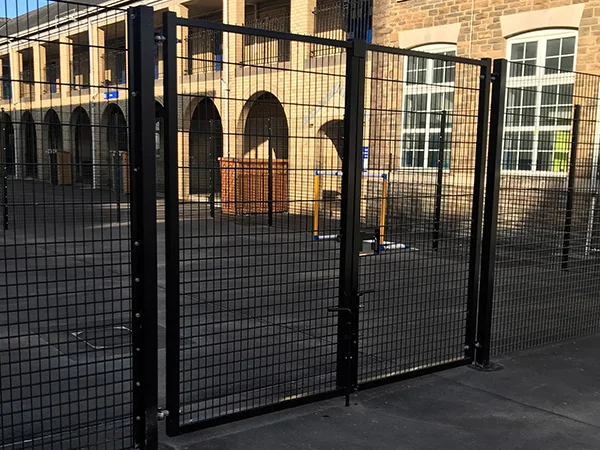 The fence gates are installed at the government.