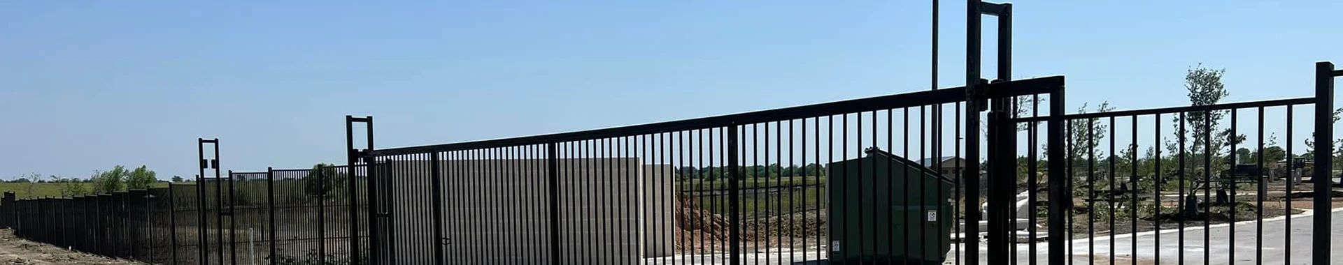 На заводе установлены раздвижные ворота трубчатого типа.