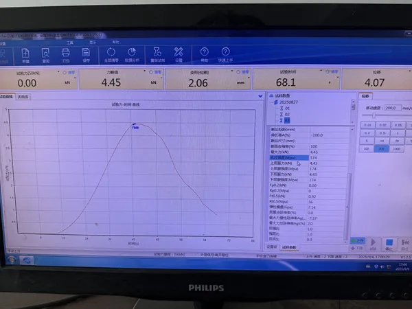 Fence wire tensile strength test results showing a peak force of 4.45 kN.