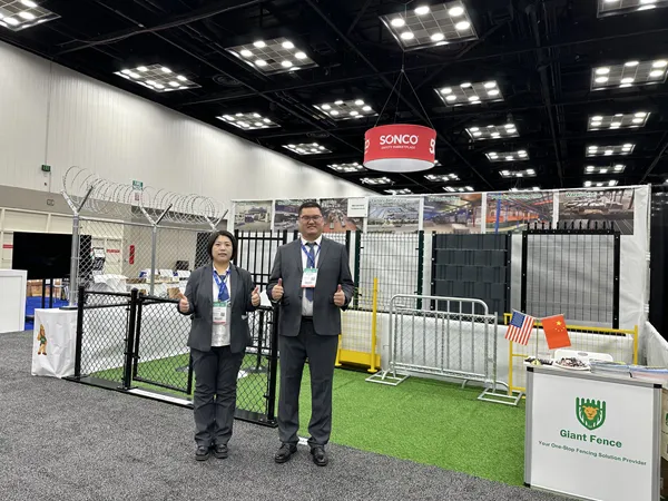 Giant Fence leaders thank customers for their visit