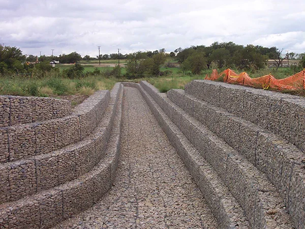 The woven gabion retaining walls are installed at the both side of the reservoirs.