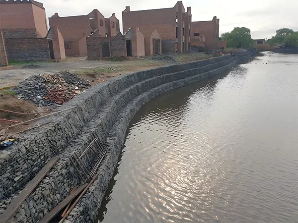 The gabion retaining walls are installed at the riverbank.