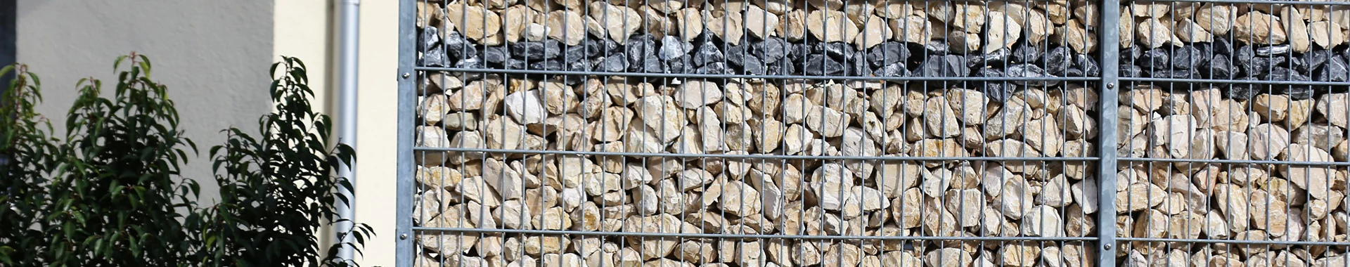 As paredes de Gabião são instaladas na residência.