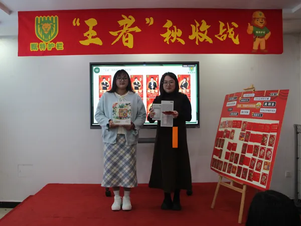 Group photo of outstanding sales personnel award ceremony