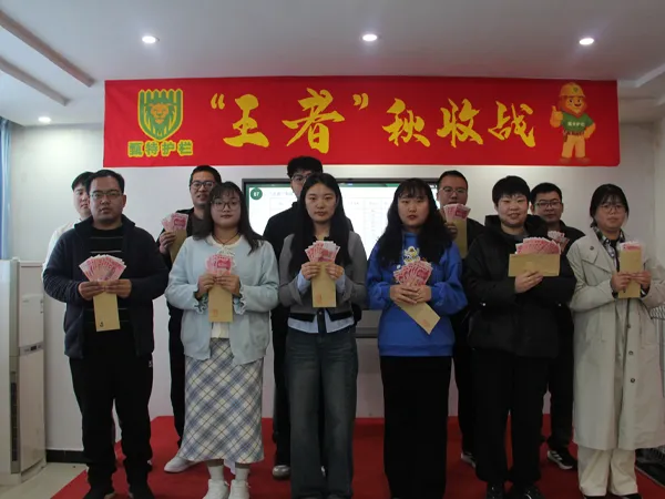 Group photo of outstanding sales personnel award ceremony