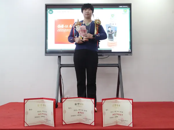 Giant Fence honors employees with bonuses and certificates