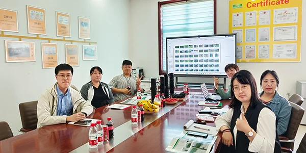 Customers and sales representatives take group photo in visiting room.