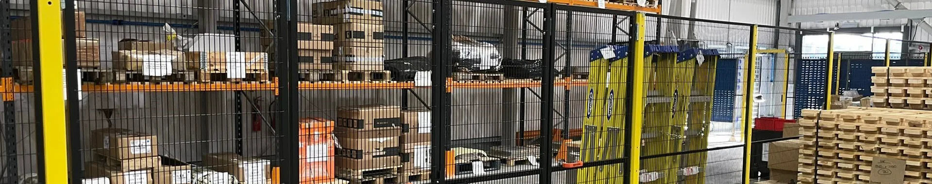 機器防護柵欄安裝在車間。