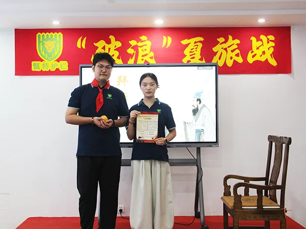 The mentor and mentee is standing at the stage.