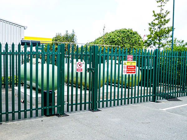 The palisade fences are installed in the factory.