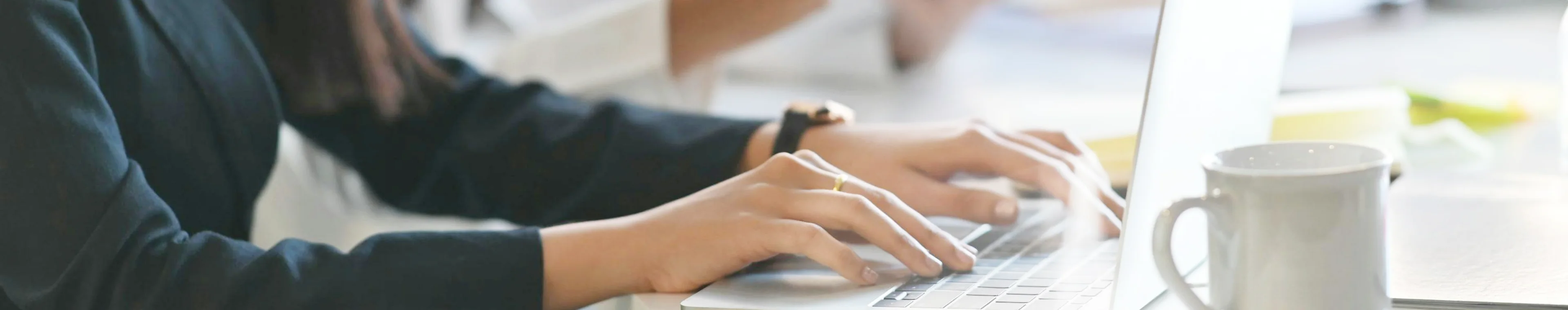 一位銷售代表正在辦公室裡打字。