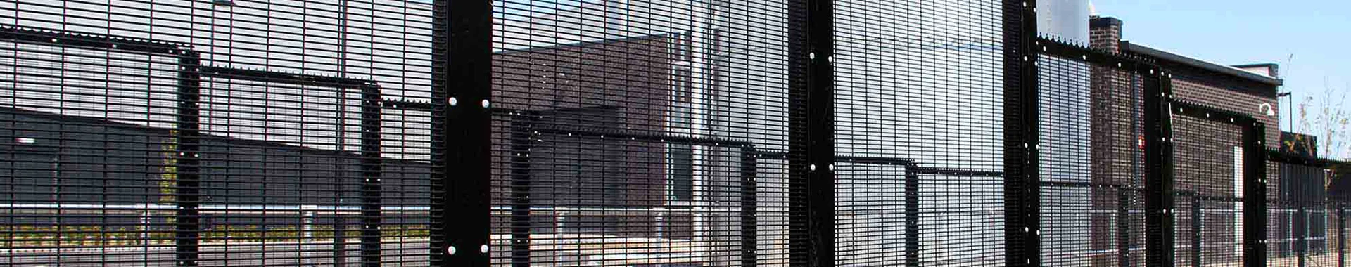 На заводе установлены 358 защитных ограждений.