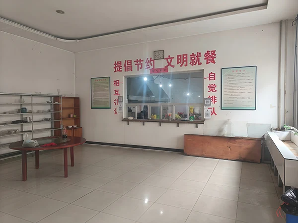The overall environment of food serving area.