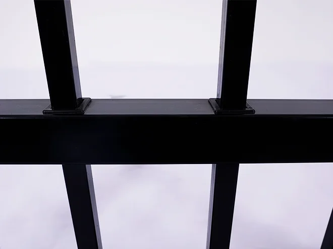 The detail rail and picket assembly structure of steel tubular fence.