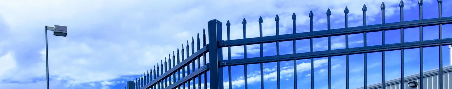 Стальные трубчатые заборы находятся вокруг промышленной зоны.