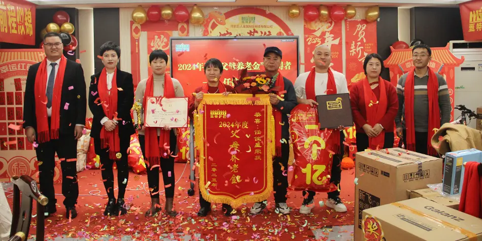 The group photo of company workers' team building.