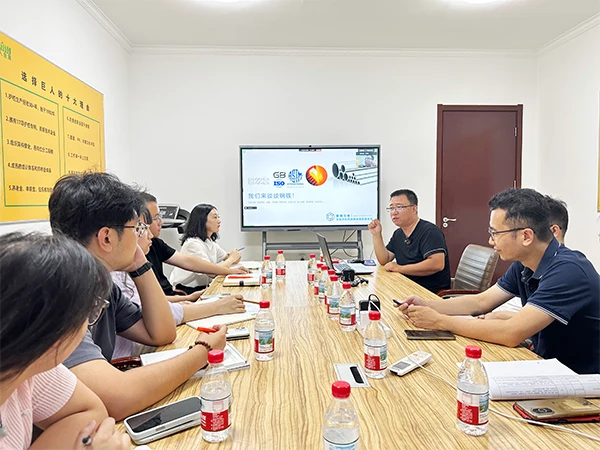The marketing expert is introducing industry information at the meeting room.